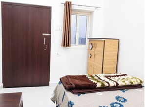 Ropa de cama hipoalergénica, escritorio y sistema de insonorización 