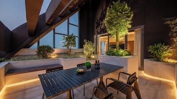 Suite familiar, vistas al río | Restaurante al aire libre