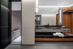 Familien-Suite, Flussblick | Badezimmer | Dusche, Haartrockner, Hausschuhe, Handtücher