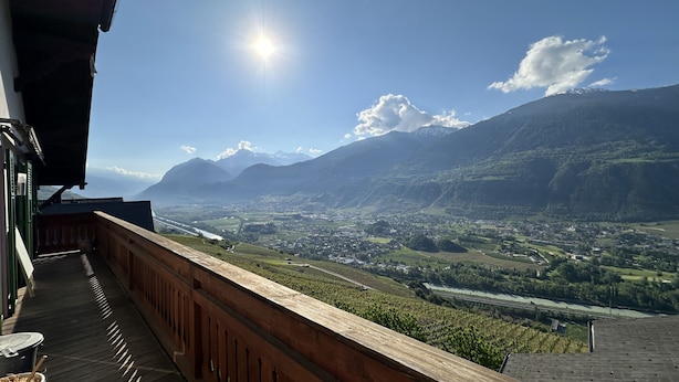 A balcony with a view of a valley, mountains, and a river. - Open Sky Retreat Panoramic Alpine Views 6 Sleeps (Chelin)