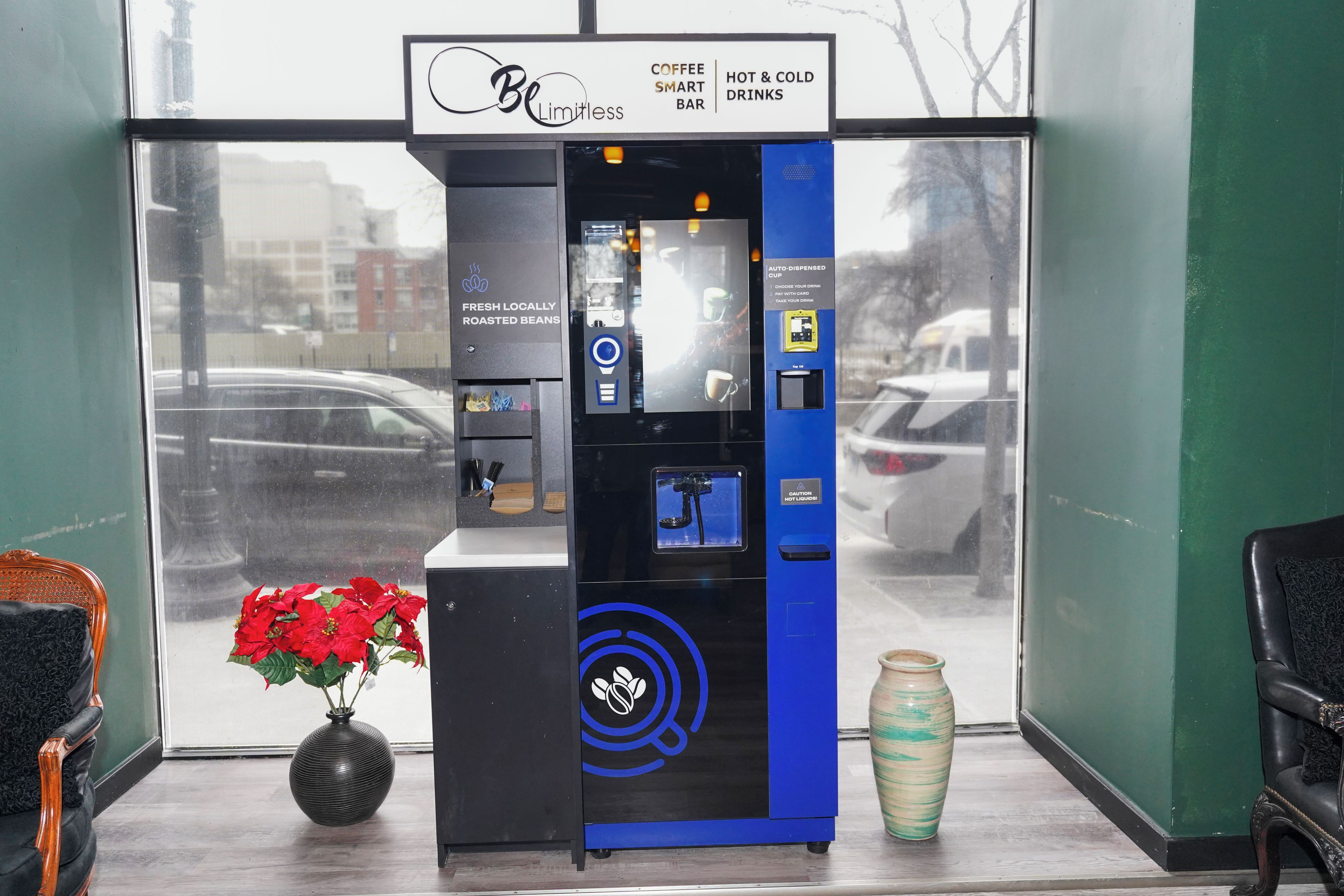 Máquina expendedora de café y bebidas con un letrero que dice 'Coffee Smart Bar' y 'Bebidas calientes y frías'.