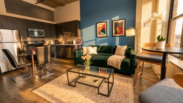 Ein modernes Apartment mit Küche, Wohnbereich und Essbereich.