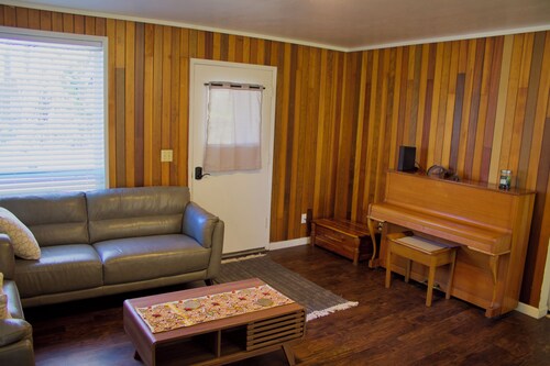 Enjoyable Historic Roadside Retreat -In charming Sequim - Pet Friendly!