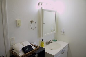 Douche, séchoir à cheveux, serviettes fournies, savon