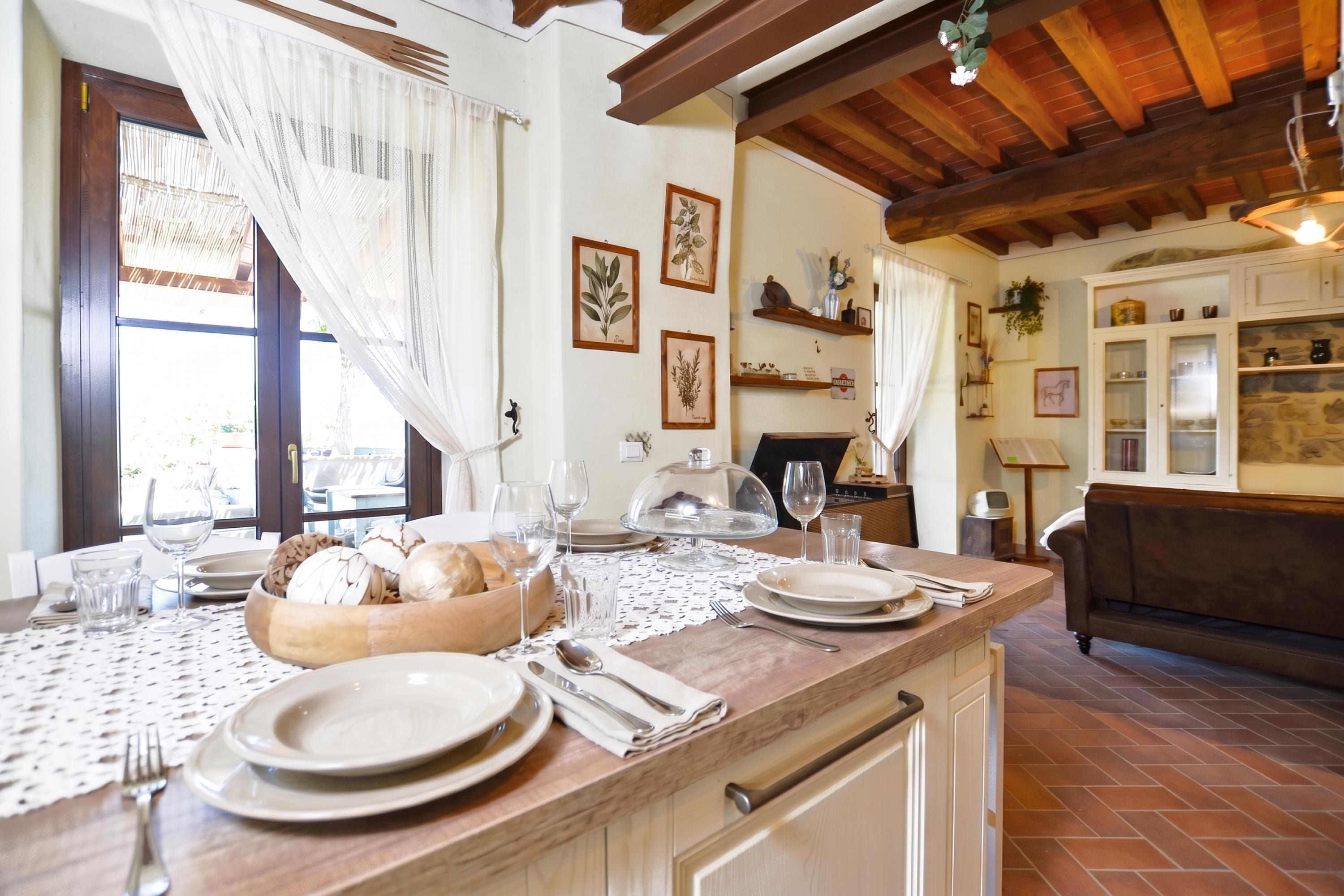 Un coin repas avec une table en bois dressée pour le repas, une cheminée et divers éléments de décoration murale.