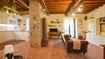 Family Apartment, 1 Bedroom, Microwave, Mountainside (Dimora Belfiore) | Interior