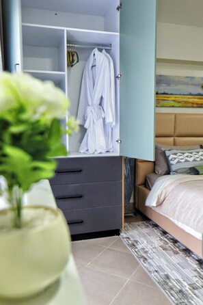 Iron/ironing board, Internet, bed sheets - Stylish duplex studio with balcony, fast Wi-Fi, cozy luxury & city vibes. (Nairobi)
