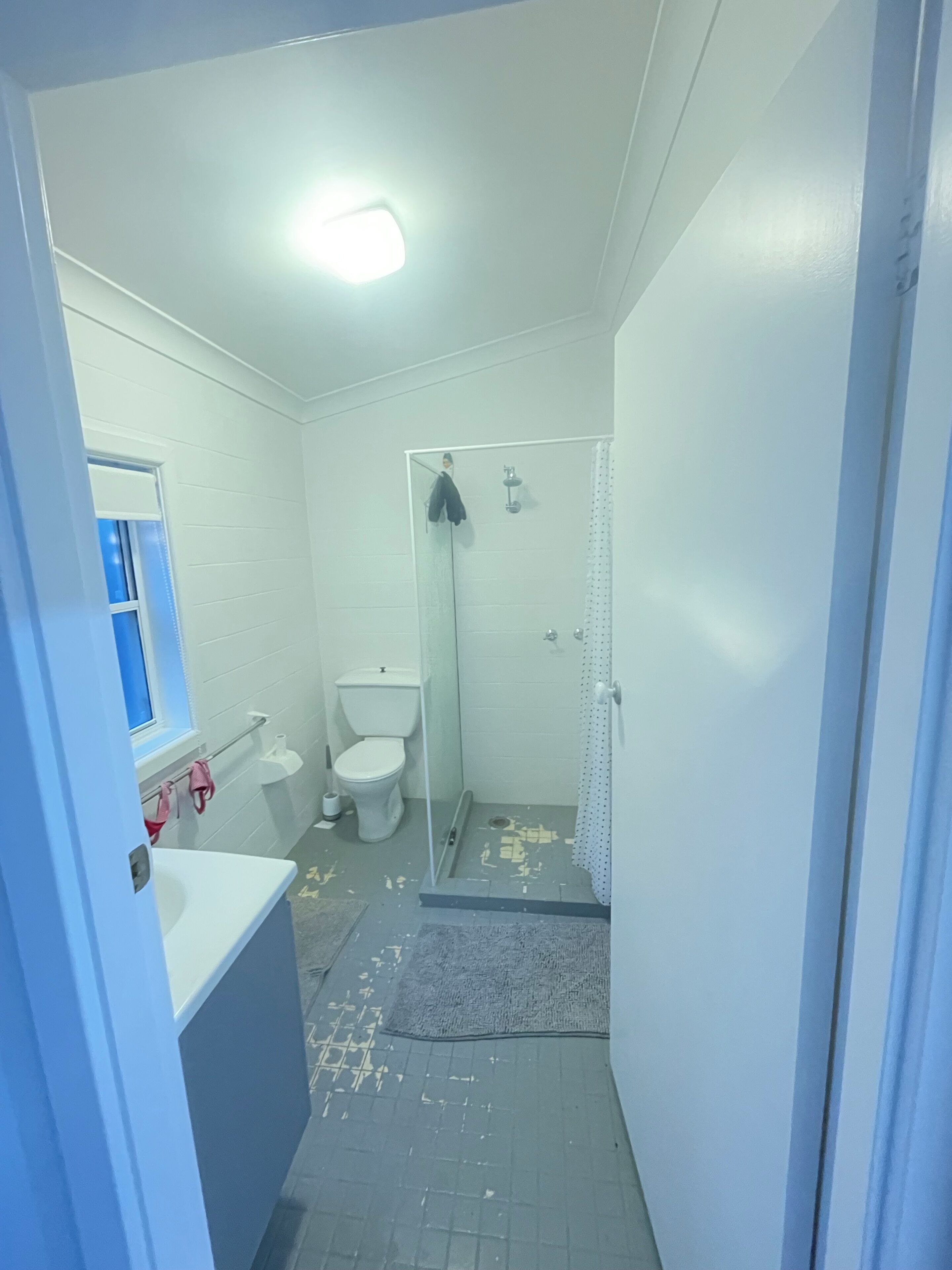 Douche, serviettes fournies, savon, papier toilette