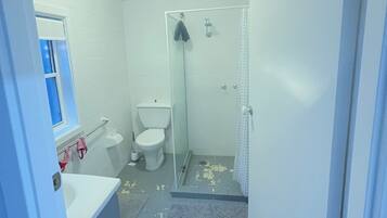 Douche, serviettes fournies, savon, papier toilette