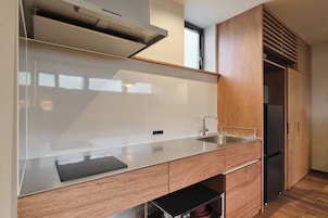 Refrigerador con freezer, microondas, placa de cocina, arrocera