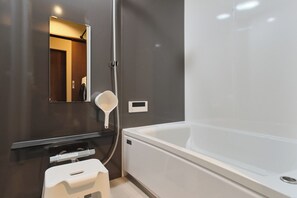 Appart'hÎtel Confort | Salle de bain | Baignoire et douche séparées, articles de toilette gratuits