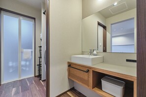 Appart'hôtel Confort | Salle de bain | Articles de toilette gratuits, chaussons, serviettes fournies, shampoing