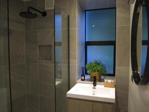 Estudio | Baño | Regadera, amenidades de baño gratuitas, secadora de cabello, toallas 