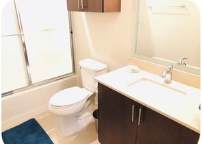 Bathroom - Welcoming 3-bedroom luxury apartment in gated neighborhood in Edinburg (Edinburg)