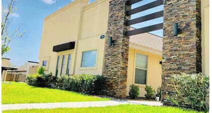 Welcoming 3-bedroom luxury apartment in gated neighborhood in Edinburg
