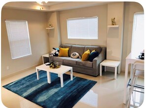 Living area - Welcoming 3-bedroom luxury apartment in gated neighborhood in Edinburg (Edinburg)