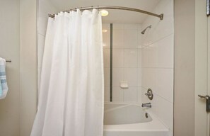 Hair dryer, towels, soap, toilet paper - Cozy 1-bedroom apartment in Baytown (Miramar Beach)