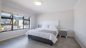 4 habitaciones, tabla de planchar con plancha, wifi y ropa de cama 