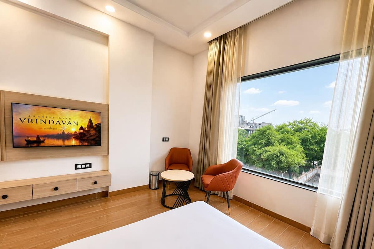 Deluxe Double Room | Egyptian cotton sheets, premium bedding, laptop workspace
