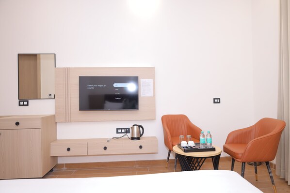 Deluxe Double Room | Egyptian cotton sheets, premium bedding, laptop workspace - Shri ji vilas (Vrindavan)