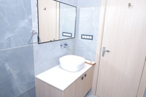 Habitación doble Deluxe | Baño | Toallas, jabón, shampoo, papel de baño 
