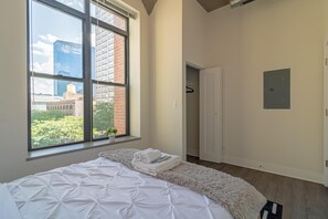 2 slaapkamers, een strijkplank/strijkijzer, reisbedje, gratis wifi