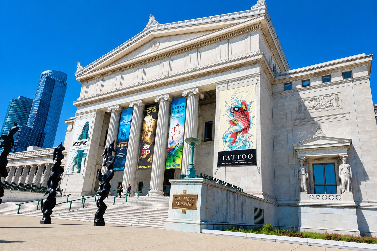 Il Campo Museum, con architettura classica, colonne e striscioni pubblicitari di film.