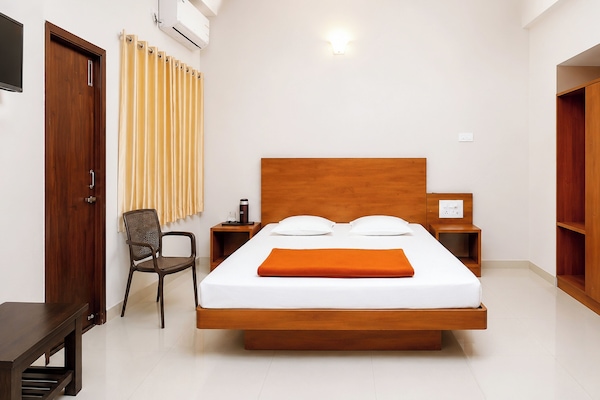 Hypo-allergenic bedding available, desk, soundproofing, WiFi (free)