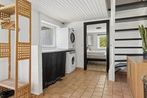 A laundry area with a washing machine, a drying rack, and a sink. - Spacious holiday home near Limfjord and nature (Øster Assels)