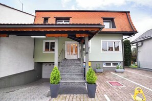 Exterior detail - Quiet 6BR City Center House - Sleeps 13 - Private Parking - Kids Friendly Oasis (Zagreb)