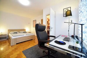 Desk, iron/ironing board, free WiFi, bed sheets - Quiet 6BR City Center House - Sleeps 13 - Private Parking - Kids Friendly Oasis (Zagreb)