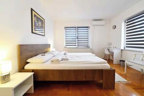 Escritorio, tabla de planchar con plancha, wifi gratis y ropa de cama 