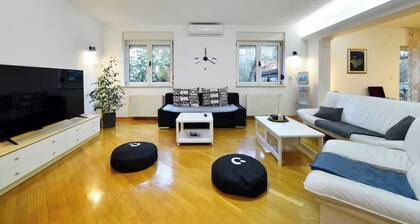 Quiet 6BR City Center House - Sleeps 13 - Private Parking - Kids Friendly Oasis