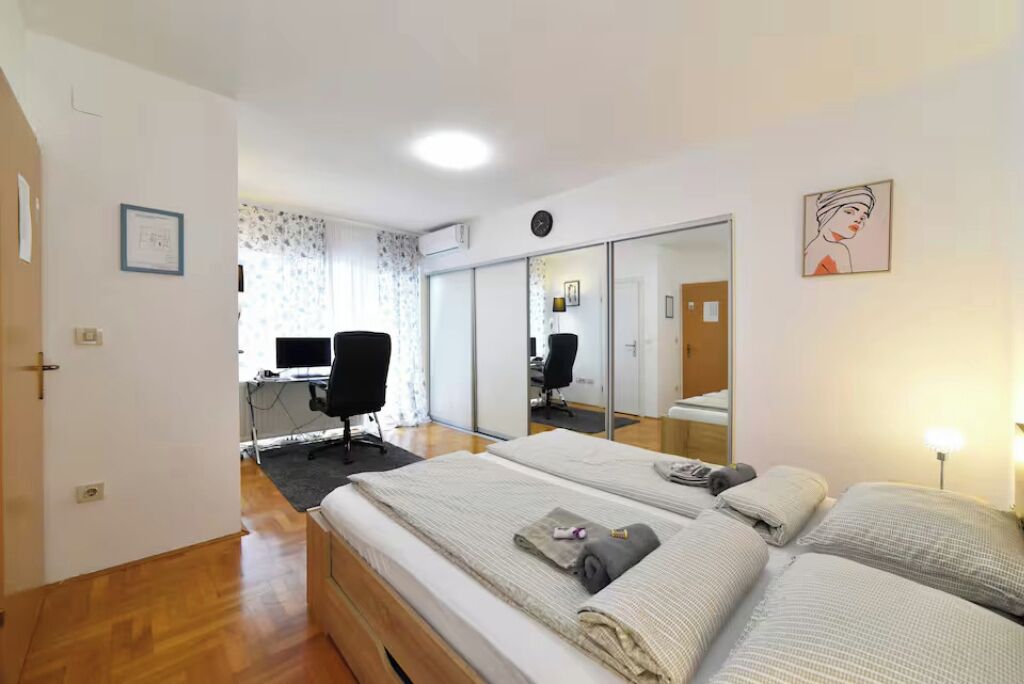 6 chambres, bureau, fer et planche à repasser, accès au Wi-Fi (inclus)
