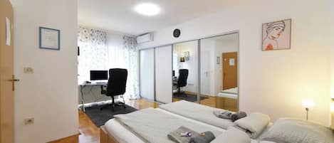 6 bedrooms, desk, iron/ironing board, WiFi (free)