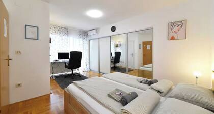 Quiet 6BR City Center House - Sleeps 13 - Private Parking - Kids Friendly Oasis