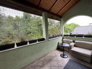 Property grounds - Quiet 6BR City Center House - Sleeps 13 - Private Parking - Kids Friendly Oasis (Zagreb)