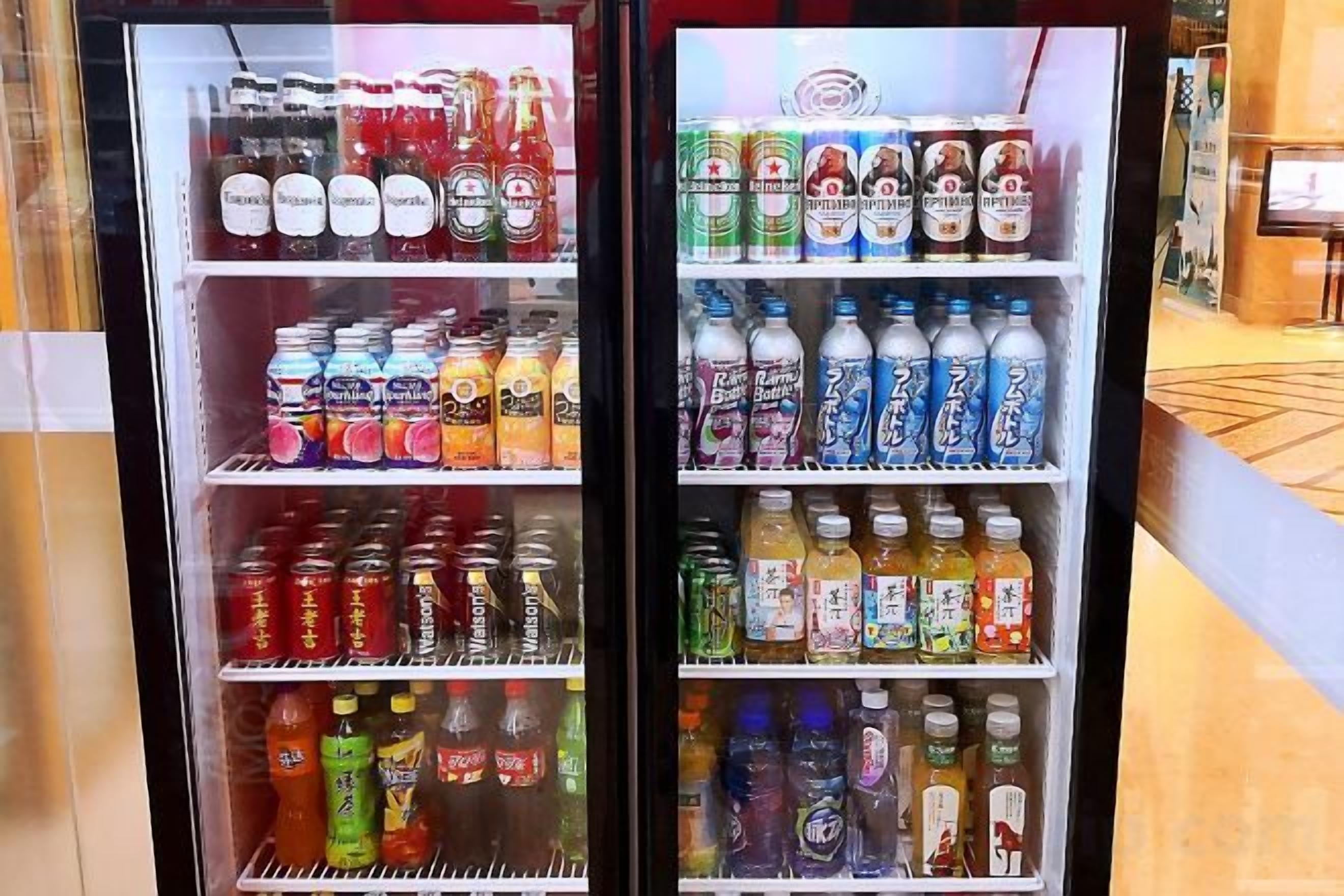 Máquina expendedora de bebidas con varias estanterías repletas de diferentes opciones.