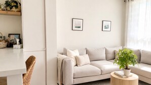 Family Single Room | Living area