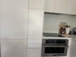 Luxury Room, City View | Private kitchen