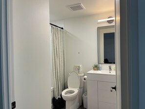 Quarto superluxo, vista para a cidade | Banheiro | Chinelos 