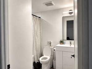 Habitación de lujo, vistas a la ciudad | Baño | Zapatillas
