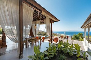 Outdoor dining - Dolce Vita  (Penida Island)