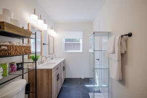 Douche, sèche-cheveux, serviettes fournies, savon