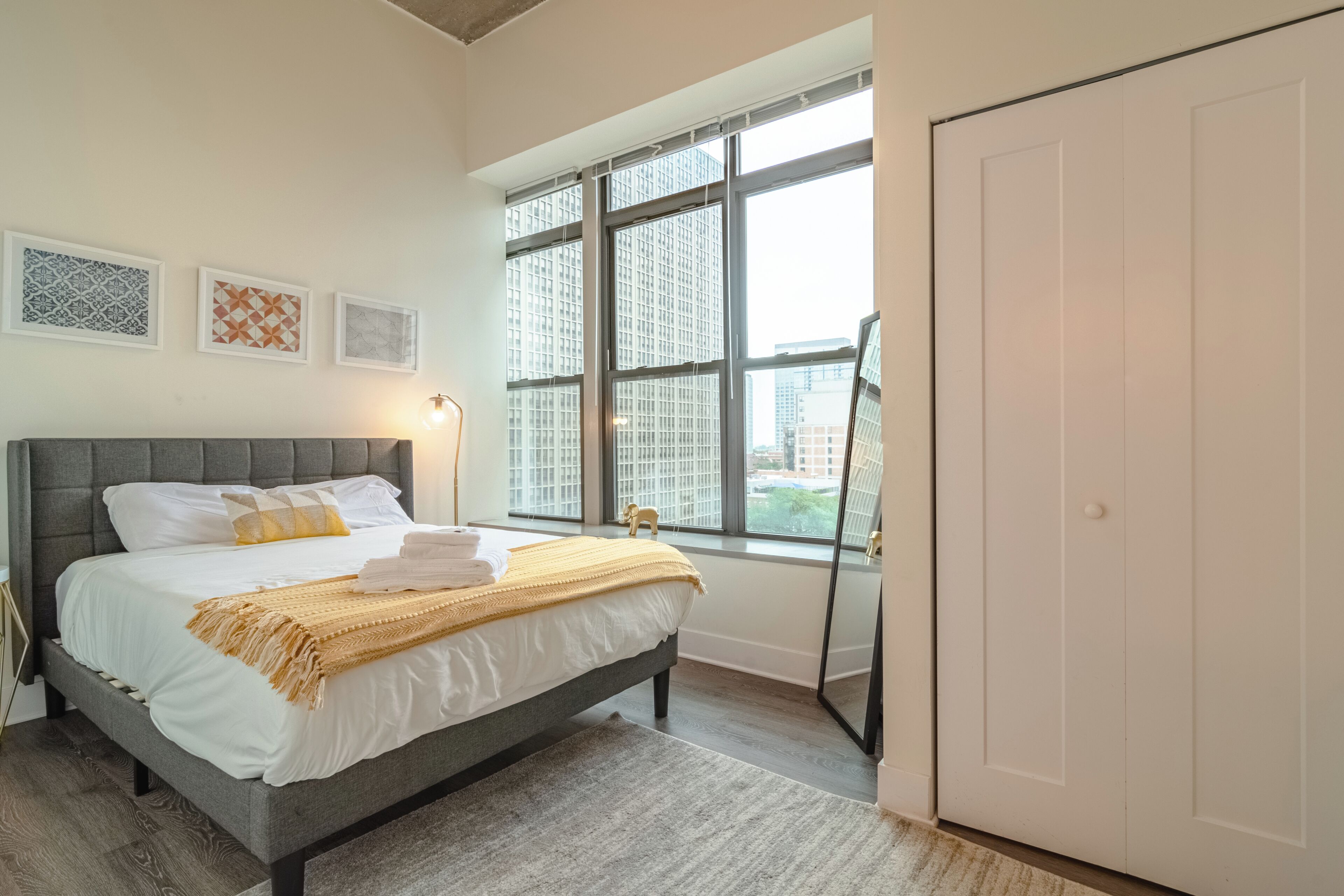 Ein Schlafzimmer mit Bett, Fenster und Tür.