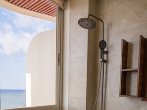 Habitació amb dos llits individuals Deluxe, vistes a la platja | Bany | Articles de tocador gratuïts, sabatilles, tovalloles i sabó 