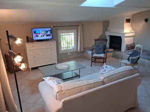 TV - Spacious apartment in mas provençal in the countryside, 2 bedrooms, air conditioning, wifi, parking (Apt)
