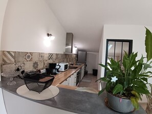Frigorifero, microonde, forno, piano cottura