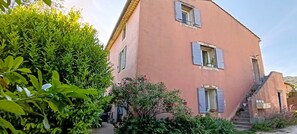 Exterior - Spacious apartment in mas provençal in the countryside, 2 bedrooms, air conditioning, wifi, parking (Apt)