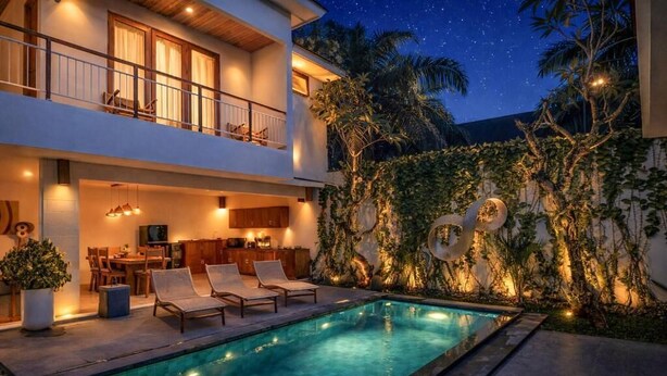 Uma casa moderna de dois andares com piscina, área de estar externa e um céu estrelado.